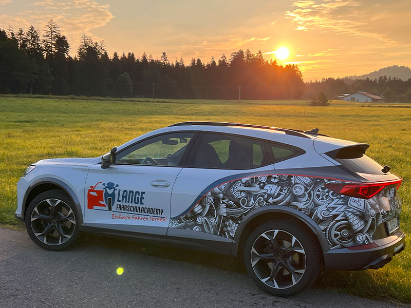 Modernes Fahrschulauto der Lange FahrschulAcademy in Röthenbach, Maierhöfen, Isny und Lindenberg vor Sonnenuntergang.