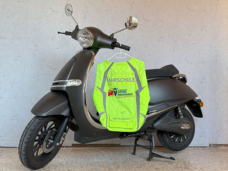 Roller mit Fahrschule-Warnweste der Lange FahrschulAcademy.