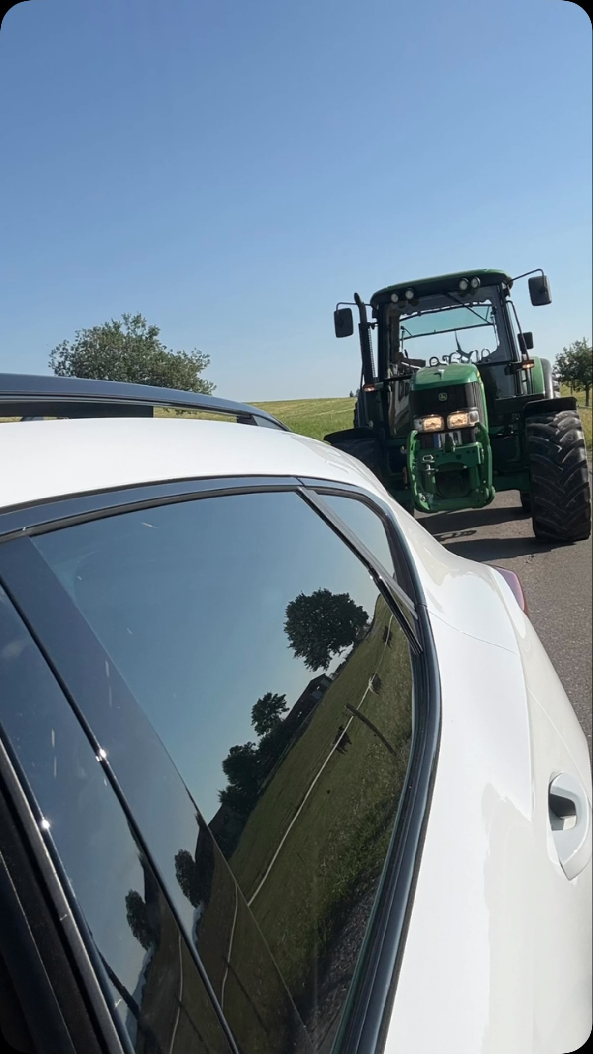🚜 Wenn der Gegenverkehr plötzlich richtig groß wird… 😄 Genau solche Situationen gehören zur Ausbildung…